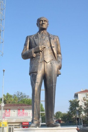 Atatürk Anıtı Yenilendi